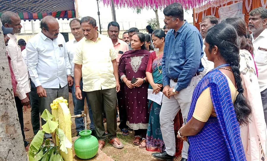 <div class="paragraphs"><p>ಶ್ರೀರಂಗಪಟ್ಟಣ ತಾಲ್ಲೂಕಿನ ಗರುಡನ ಉಕ್ಕಡ ಗ್ರಾಮದಲ್ಲಿ ಜೆಜೆಎಂ ಯೋಜನೆಯಡಿ&nbsp;24x7&nbsp;ಕುಡಿಯುವ ನೀರು ಸರಬರಾಜು ಯೋಜನೆಗೆ ಶಾಸಕ ರಮೇಶ ಬಂಡಿಸಿದ್ದೇಗೌಡ ಗುರುವಾರ ಚಾಲನೆ ನೀಡಿದರು</p></div>