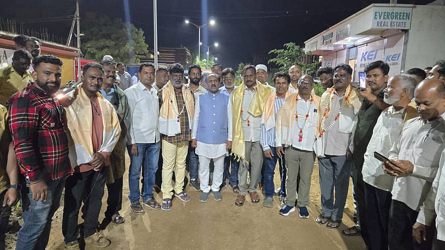 ಹುಬ್ಬಳ್ಳಿಯ ಹಳೆ ಮಂಟೂರ ರಸ್ತೆಯಲ್ಲಿ ನಡೆದ ವಿದ್ಯುತ್‌ ದೀಪಗಳ ಉದ್ಘಾಟನೆ ಕಾರ್ಯಕ್ರಮದ ವೇಳೆ ಶಾಸಕ ಪ್ರಸಾದ ಅಬ್ಬಯ್ಯ ಅವರು ಸ್ಥಳೀಯ ಮುಖಂಡರನ್ನು ಸನ್ಮಾನಿಸಿದರು