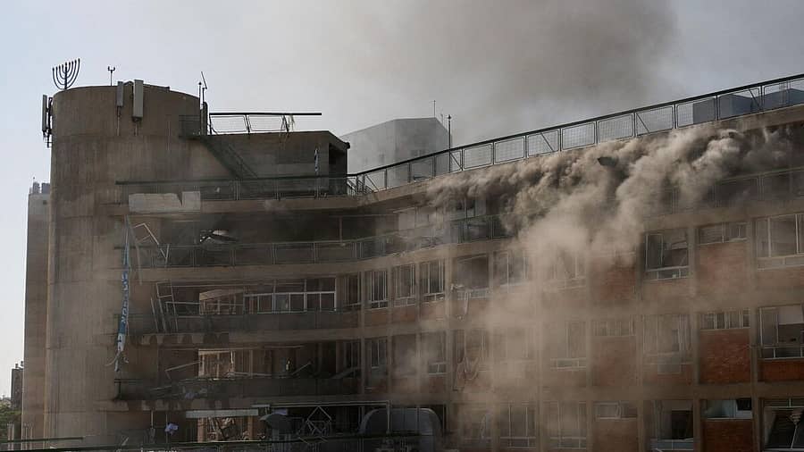 <div class="paragraphs"><p>ಇಸ್ರೇಲ್ನ ಅತಿ ದೊಡ್ಡ ಆಸ್ಪತ್ರೆಯ ಮೇಲೆ ಕ್ಷಿಪಣಿ ದಾಳಿ ನಡೆಸಿದ ಇರಾನ್</p></div>