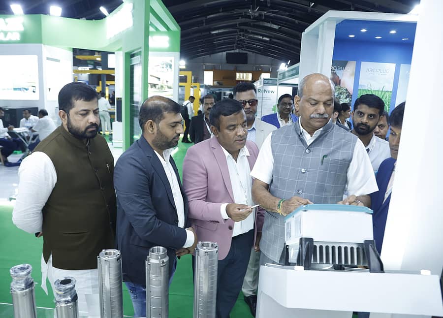 ಇಂಡಿಯಾ ಗ್ರೀನ್ ಎನರ್ಜಿ ಎಕ್ಸ್‌ಪೊ -2025'ದಲ್ಲಿ ಕ್ರೆಡಲ್ ಅಧ್ಯಕ್ಷ ಟಿ.ಡಿ. ರಾಜೇಗೌಡ ಹಸಿರು ಇಂಧನಕ್ಕೆ ಸಂಬಂಧಿಸಿದ ಪರಿಕರಗಳನ್ನು ವೀಕ್ಷಿಸಿದರು