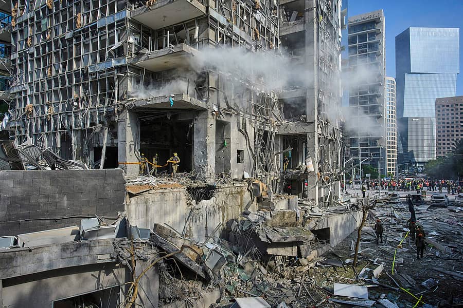 <div class="paragraphs"><p>ಇರಾನ್ ಕ್ಷಿಪಣಿ ದಾಳಿಗೆ ಇಸ್ರೇಲ್ನ ರಮತ್ಗನ್ ನಗರದ ಬಹುಮಹಡಿ ಕಟ್ಟಡವೊಂದು ಹಾನಿಗೆ ಒಳಗಾಗಿದೆ </p></div>