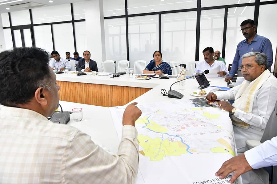 ಅಂಬೇಡ್ಕರ್ ಥೀಂ ಪಾರ್ಕ್‌ನ ನೀಲನಕ್ಷೆಯನ್ನು ಸಿದ್ದರಾಮಯ್ಯ ಪರಿಶೀಲಿಸಿದರು