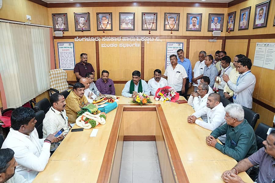 ನಗರದ ಡೇರಿ ಸರ್ಕಲ್‌ನಲ್ಲಿರುವ ಬಮೂಲ್ ಕಚೇರಿಯಲ್ಲಿ ಡಿ.ಕೆ.ಸುರೇಶ್ ಅವರು ನಿರ್ದೇಶಕರೊಂದಿಗೆ ಚರ್ಚಿಸಿದರು