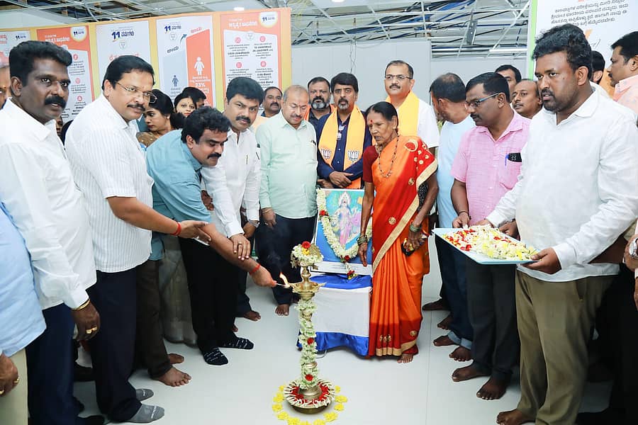 ಶಿವಮೊಗ್ಗ ಸರ್ಜಿ ಆಸ್ಪತ್ರೆಯ ಆವರಣದಲ್ಲಿ ಆಯೋಜಿಸಿದ್ದ ‘ವಿಕಸಿತ ಭಾರತದ ಅಮೃತ ಕಾಲ’ ಸೇವೆ, ಸುಶಾಸನ, ಬಡವರ ಕಲ್ಯಾಣದ ಮೋದಿ ಸರ್ಕಾರದ 11 ವರ್ಷದ ಸಾಧನೆಯ ಸಂವಾದ ಕಾರ್ಯಕ್ರಮವನ್ನು ಸಂಸದ ಬಿ.ವೈ.ರಾಘವೇಂದ್ರ  ಉದ್ಘಾಟಿಸಿದರು