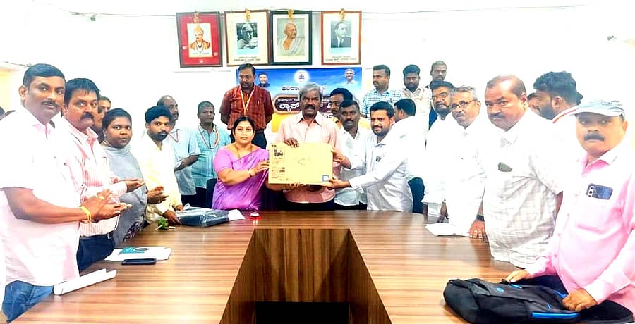 ಹೊಳಲ್ಕೆರೆಯ ತಾಲ್ಲೂಕು ಕಚೇರಿಯಲ್ಲಿ ಶಾಸಕ ಎಂ.ಚಂದ್ರಪ್ಪ ಗ್ರಾಮ ಆಡಳಿತಾಧಿಕಾರಿಗಳಿಗೆ ಲ್ಯಾಪ್‌ಟಾಪ್ ವಿತರಿಸಿದರು