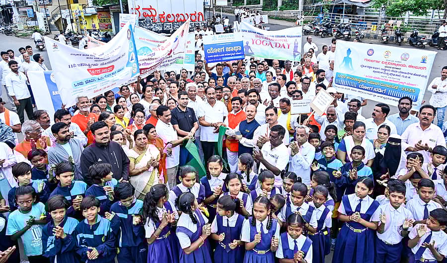ಅಂತರರಾಷ್ಟ್ರೀಯ ಯೋಗ ದಿನಾಚರಣೆಯ ಅಂಗವಾಗಿ ಹಮ್ಮಿಕೊಂಡಿದ್ದ ಯೋಗ ಜಾಥಾಕ್ಕೆ ಕಲಬುರಗಿಯ ಜಗತ್ ವೃತ್ತದಲ್ಲಿ ಶುಕ್ರವಾರ ಶಾಸಕ ಅಲ್ಲಮಪ್ರಭು ಪಾಟೀಲ ಚಾಲನೆ ನೀಡಿದರು. ಜಿ.ಪಂ.ಸಿಇಒ ಭಂವರ್ಸಿಂಗ್ ಮೀನಾ ಸೇರಿದಂತೆ ಹಲವರು ಪಾಲ್ಗೊಂಡಿದ್ದರು