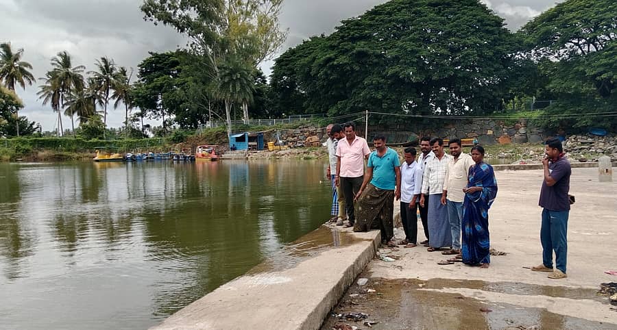 ಹಳೇಬೀಡಿನ ದ್ವಾರಸಮುದ್ರ ಕೆರೆ ಕೋಡಿ ಬೀಳುವ ಹಂತಕ್ಕೆ ತಲುಪಿರುವುದನ್ನು ಶುಕ್ರವಾರ ಜನರು ಕುತೂಹಲದಿಂದ ವಿಕ್ಷಿಸಿದರು 