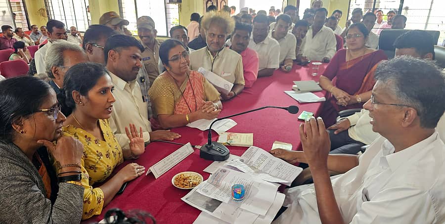 ಹುಕ್ಕೇರಿಯಲ್ಲಿ ಶುಕ್ರವಾರ ತಾಲ್ಲೂಕು ಪಂಚಾಯ್ತಿ ಸಭಾ ಭವನದಲ್ಲಿ ಜರುಗಿದ ‘ಕುಂದು ಕೊರತೆ’ ಸಭೆಯಲ್ಲಿ ಜಿಲ್ಲಾ ಉಸ್ತುವಾರಿ ಸಚಿವ ಸತೀಶ್ ಜಾರಕಿಹೊಳಿ ಜನರ ಅಹವಾಲು ಆಲಿಸಿದರು.
