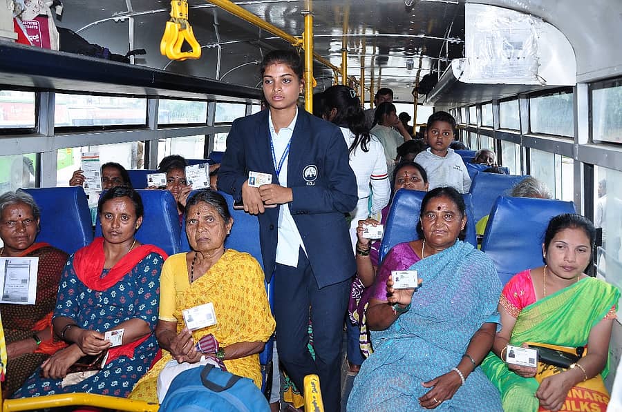 ‘ಶಕ್ತಿ’ ಯೋಜನೆಯಡಿ ಉಚಿತ ಪ್ರಯಾಣ ಮಾಡುತ್ತಿರುವ ಮಹಿಳೆಯರು 