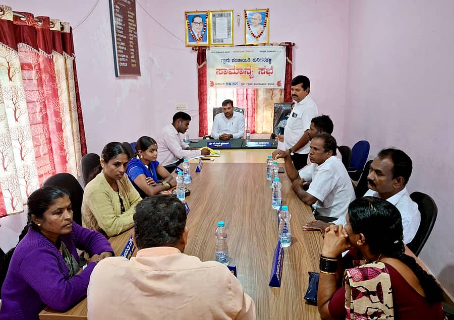 ಸಕಲೇಶಪುರ ತಾಲ್ಲೂಕಿನ ಕುನಿಗನಹಳ್ಳಿ ಗ್ರಾ.ಪಂ. ಅಧ್ಯಕ್ಷ ಕೆ.ಎಸ್. ಪ್ರಕಾಶ್ ಅಧ್ಯಕ್ಷತೆಯಲ್ಲಿ ಗುರುವಾರ ಸರ್ಕಾರಿ ಶಾಲೆಗಳ ಶಿಕ್ಷಕರ ವಿಶೇಷ ಸಭೆ ನಡೆಸಿದರು