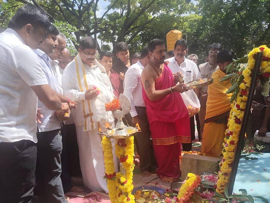ಕೆಂಪೇಗೌಡರ ಪ್ರತಿಮೆ ನಿರ್ಮಾಣ ಕಾಮಗಾರಿಗೆ ಬೆಂಗಳೂರು ಪಶ್ಚಿಮ ಜಿಲ್ಲಾ ಕಾಂಗ್ರೆಸ್ ಅಧ್ಯಕ್ಷ ಹನುಮಂತರಾಯಪ್ಪ ಅವರು ಜ್ಯೋತಿ ಬೆಳಗುವ ಮೂಲಕ ಚಾಲನೆ ನೀಡಿದರು.