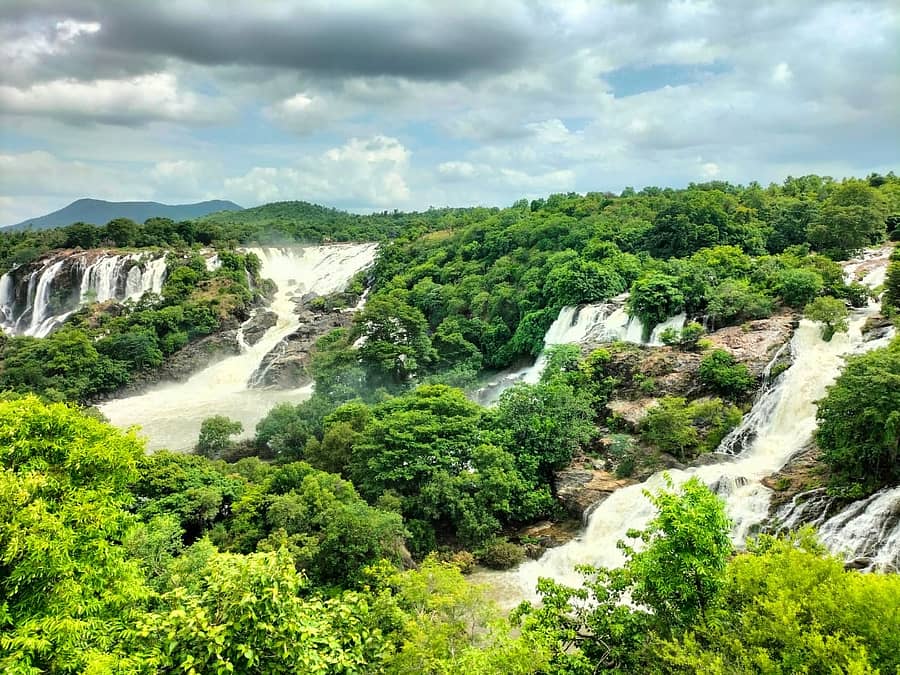 ಕೊಳ್ಳೇಗಾಲ ತಾಲ್ಲೂಕಿನ ಸುಪ್ರಸಿದ್ಧ ಭರಚುಕ್ಕಿ ಜಲಪಾತಕ್ಕೆ ಜೀವಕಳೆ ಬಂದಿದ್ದು ಪ್ರವಾಸಿಗರನ್ನು ಆಕರ್ಷಿಸುತ್ತಿದೆ