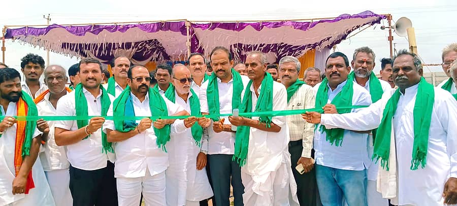 ಸಿಂಧನೂರಿನಲ್ಲಿ ಶುಕ್ರವಾರ ಮುಂಗಾರು ಕಾರಹುಣ್ಣಿಮೆ ಸಂಭ್ರಮವನ್ನು ವಿಧಾನ ಪರಿಷತ್ ಸದಸ್ಯ ಬಸನಗೌಡ ಬಾದರ್ಲಿ ಉದ್ಘಾಟಿಸಿದರು