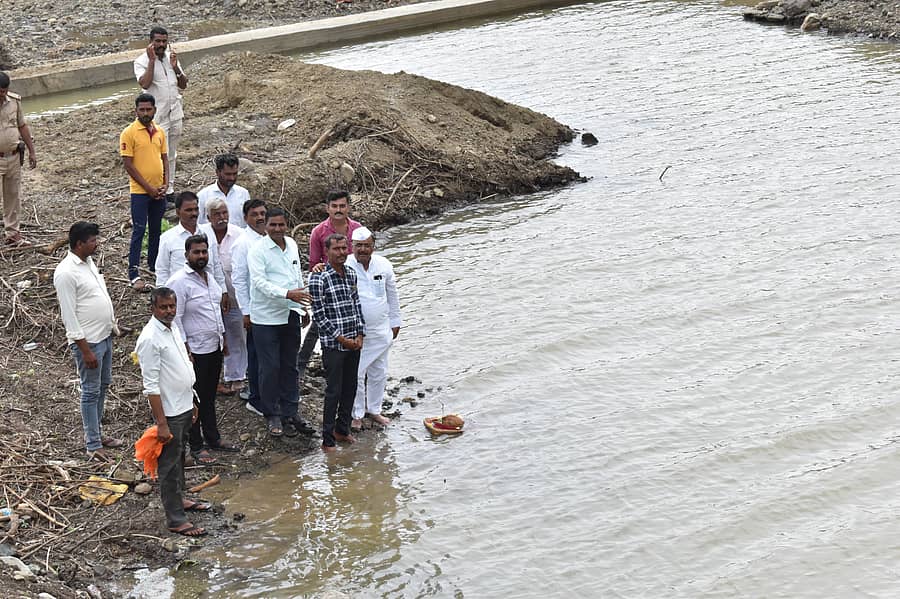 ಆಳಂದ ತಾಲ್ಲೂಕಿನ ಚಿಂಚೋಳಿ ಗ್ರಾಮದಲ್ಲಿ ನಿರ್ಮಿಸಲಾದ ಶಿರಪುರ ಮಾದರಿ ಚೆಕ್‌ ಡ್ಯಾಂ ಗಳಲ್ಲಿ ನೀರು ಸಂಗ್ರಹಗೊಂಡಿರುವದನ್ನು ಶಾಸಕ ಬಿ.ಆರ್.ಪಾಟೀಲ ವೀಕ್ಷಿಸಿದರು 