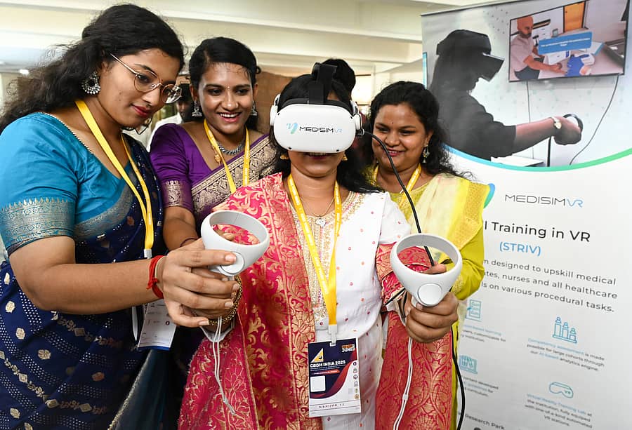 ಸಮ್ಮೇಳನದ ಭಾಗವಾಗಿ ಆಯೋಜಿಸಲಾಗಿದ್ದ ವಸ್ತು ಪ್ರದರ್ಶನದಲ್ಲಿ, ರಕ್ಷಣಾ ಕಾರ್ಯಾಚರಣೆಯಲ್ಲಿ ವರ್ಚ್ಯುವಲ್ ರಿಯಾಲಿಟಿ (ವಿಆರ್‌) ತಂತ್ರಜ್ಞಾನದ ಬಳಕೆಯ ಸಾಧ್ಯತೆಗಳ ಪ್ರಾತ್ಯಕ್ಷಿಕೆಯನ್ನು ವಿದ್ಯಾರ್ಥಿಗಳಿಗೆ ನೀಡಲಾಯಿತು  –ಪ್ರಜಾವಾಣಿ ಚಿತ್ರ