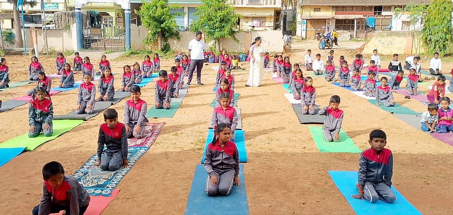 ಹಿರೀಸಾವೆಯ ಪಿಎಂಶ್ರೀ ಶಾಸಕರ ಮಾದರಿ ಹಿರಿಯ ಪ್ರಾಥಮಿಕ ಶಾಲೆಯ ವಿದ್ಯಾರ್ಥಿಗಳು ವಿವಿಧ ಯೋಗಾಸನ ಮಾಡಿದರು 