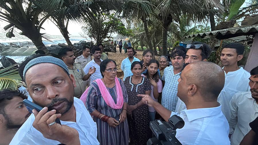 ಮೊಗವೀರಪಟ್ನ ಕಡಲ್ಕೊರೆತ ಪ್ರದೇಶಕ್ಕೆ ಸ್ಪೀಕರ್‌ ಯು.ಟಿ.ಖಾದರ್‌ ಭೇಟಿ ನೀಡಿದರು