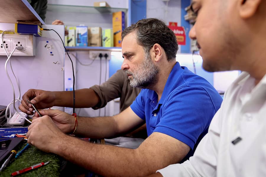 <div class="paragraphs"><p>ನವದೆಹಲಿಯ ನೆಹರೂ ಪ್ರದೇಶದಲ್ಲಿರುವ ಎಲೆಕ್ಟ್ರಾನಿಕ್ ಮಳಿಗೆಗಳಿಗೆ ಶನಿವಾರ ಭೇಟಿ ನೀಡಿದ ಲೋಕಸಭೆಯ ವಿರೋಧ ಪಕ್ಷದ ನಾಯಕ ರಾಹುಲ್ ಗಾಂಧಿ ಅವರು ಎಲೆಕ್ಟ್ರಾನಿಕ್ ಟೆಕ್ನಿಷಿಯನ್ಗಳ ಜೊತೆ ಸಂವಾದ ನಡೆಸಿದರು–</p></div>