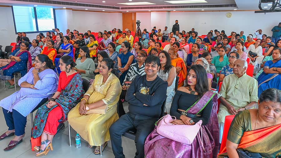 ಭೂಮಿಕಾ ಕ್ಲಬ್‌ ಕಾರ್ಯಕ್ರಮದಲ್ಲಿ ಭಾಗವಹಿಸಿದ್ದ ಜನಸ್ತೋಮ
ಪ್ರಜಾವಾಣಿ ಚಿತ್ರ
