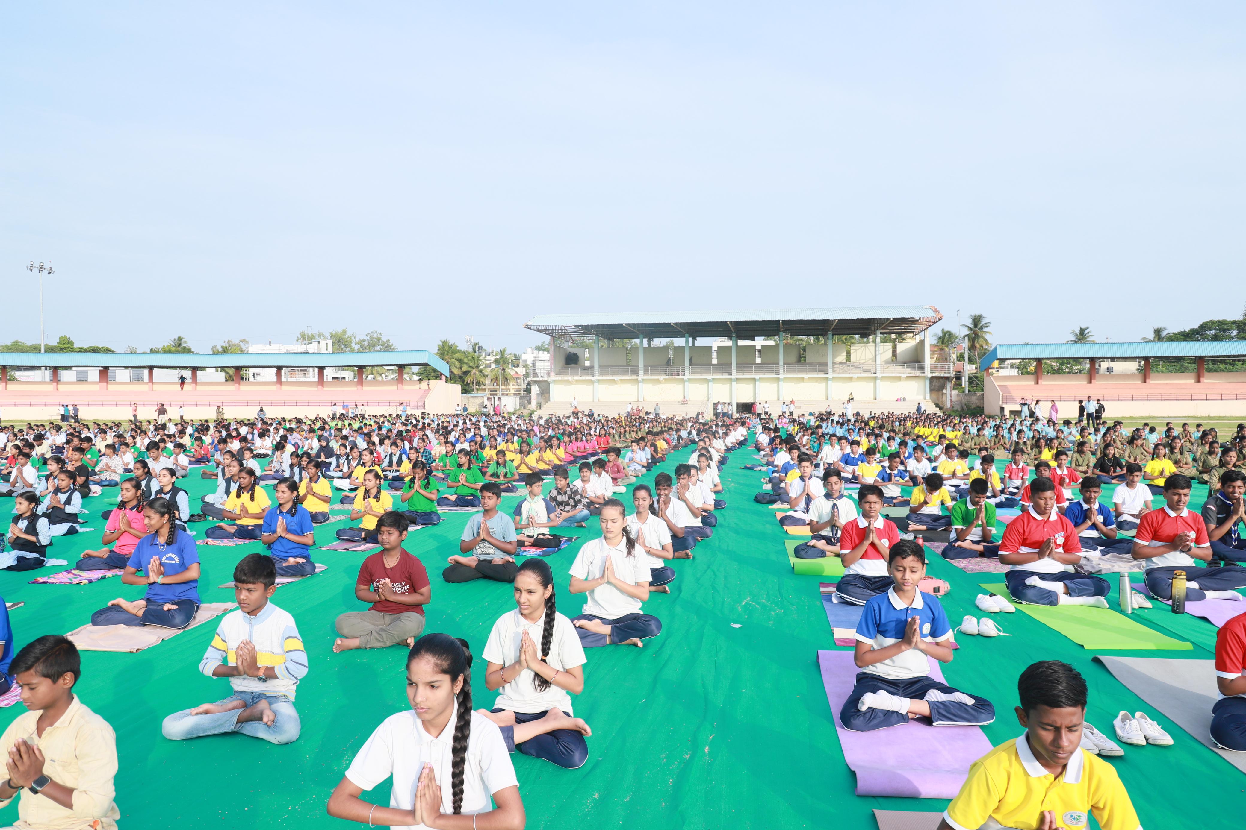 <div class="paragraphs"><p>11ನೇ ಅಂತರರಾಷ್ಟ್ರೀಯ ಯೋಗ ದಿನಾಚರಣೆಯ ಅಂಗವಾಗಿ ಶನಿವಾರ&nbsp;ರಾಯಚೂರು ನಗರದ ಮಹ್ಮಾತಗಾಂಧಿ ಕ್ರೀಡಾಂಗಣದಲ್ಲಿ ಸಾಮೂಹಿಕ ಯೋಗ ಕಾರ್ಯಕ್ರಮ ನಡೆಯಿತು.</p></div>