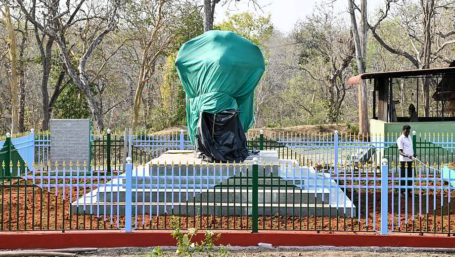 ನಾಗರಹೊಳೆಯ ಡಿ.ಬಿ.ಕುಪ್ಪೆ ವಲಯದ ಬಳ್ಳೆ ಕ್ಯಾಂಪ್ನಲ್ಲಿ ಉದ್ಘಾಟನೆಗೆ ಸಜ್ಜಾದ ಅರ್ಜುನ ಸ್ಮಾರಕ –ಪ್ರಜಾವಾಣಿ ಚಿತ್ರ