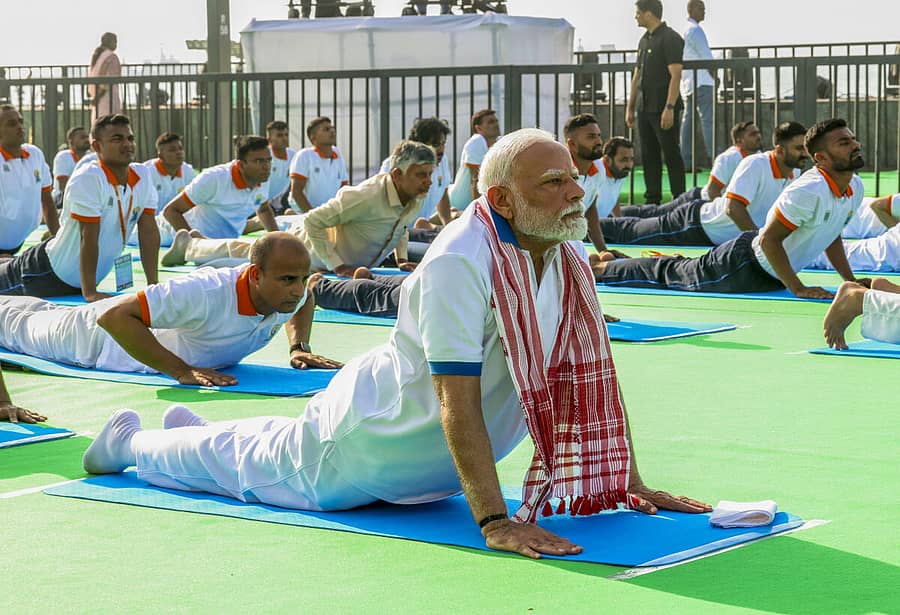 <div class="paragraphs"><p>11ನೇ ಅಂತರರಾಷ್ಟ್ರೀಯ ಯೋಗ ದಿನದ ಪ್ರಯುಕ್ತ ಆಂಧ್ರಪದೇಶದ ವಿಶಾಖಪಟ್ಟಣದಲ್ಲಿ ಶನಿವಾರ ಹಮ್ಮಿಕೊಂಡಿದ್ದ ಕಾರ್ಯಕ್ರಮದಲ್ಲಿ ಪ್ರಧಾನಿ ನರೇಂದ್ರ ಮೋದಿ ಅವರು ಯೋಗಾಸನ ಪ್ರದರ್ಶಿಸಿದರು. </p></div>