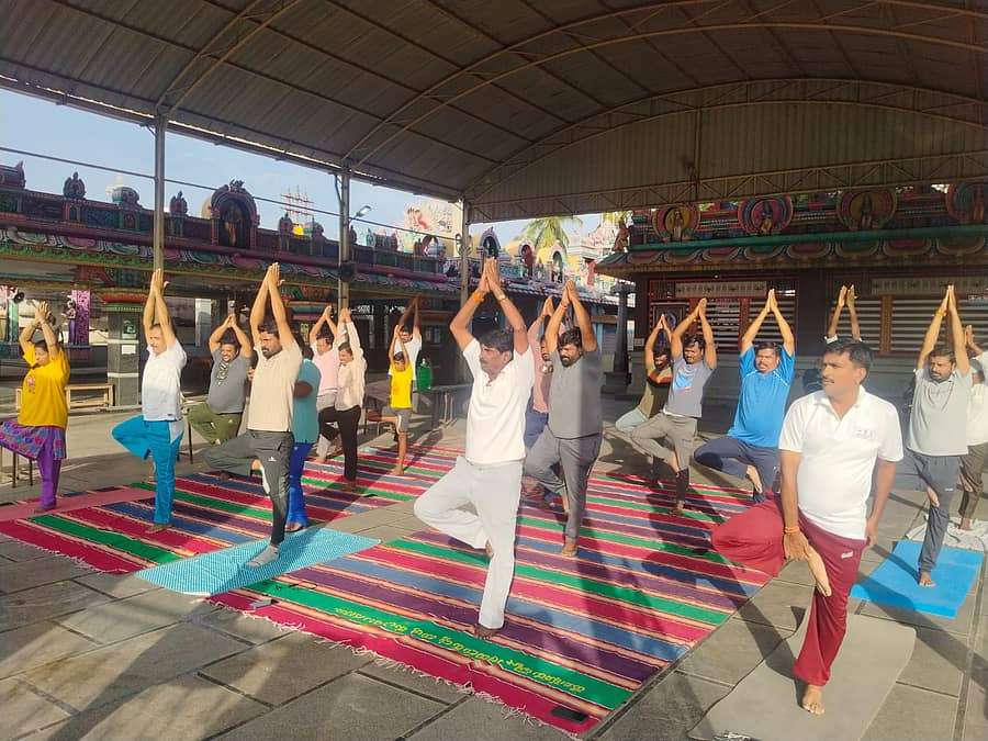 ಗೌರಿಬಿದನೂರು ಶನಿಮಹಾತ್ಮಾ ದೇವಸ್ಥಾನದಲ್ಲಿ ಶನಿವಾರ ಯೋಗ ದಿನಾಚರಣೆ ಆಚರಿಸಲಾಯಿತು