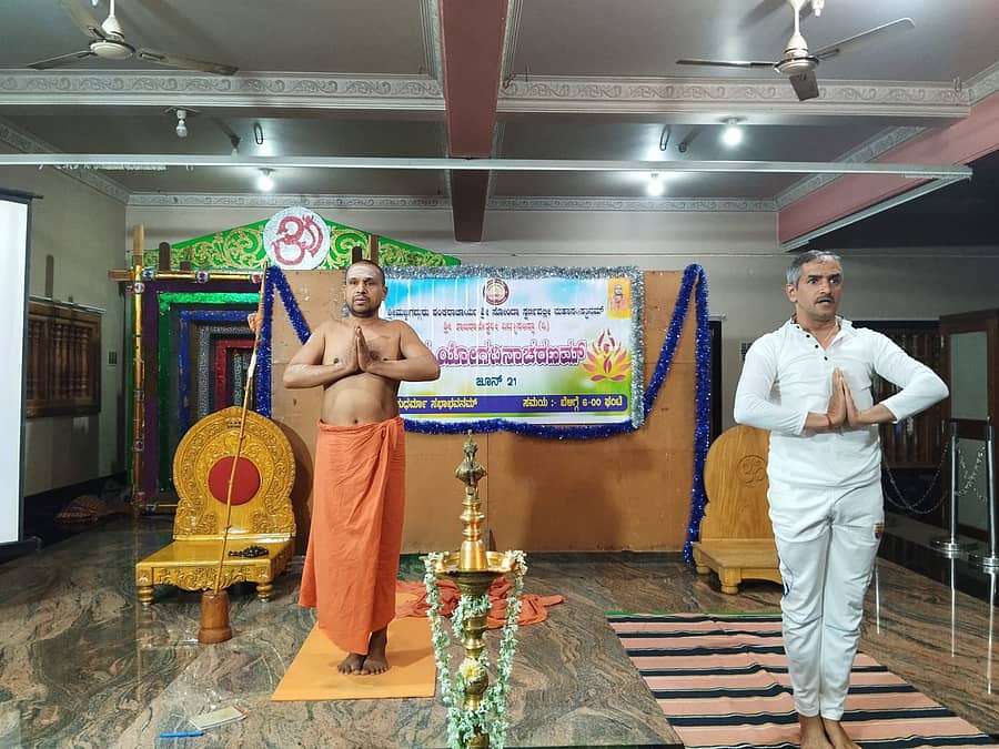 ವಿಶ್ವ ಯೋಗ ದಿನಾಚರಣೆ ಅಂಗವಾಗಿ  ಶಿರಸಿ ತಾಲ್ಲೂಕಿನ ಸ್ವರ್ಣವಲ್ಲೀ ಗಂಗಾಧರೇಂದ್ರ ಸರಸ್ವತೀ ಸ್ವಾಮೀಜಿ ಯೋಗಾಸನ ಮಾಡಿದರು
