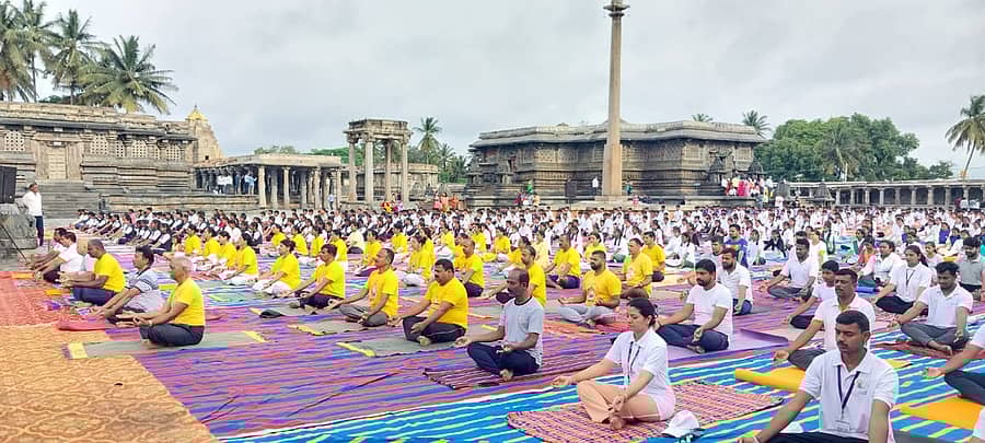 ಬೇಲೂರಿನ ಚನ್ನಕೇಶವ ಸ್ವಾಮಿ ದೇಗುಲದ ಆವರಣದಲ್ಲಿ ಯೋಗಪಟುಗಳು ಅಂತರರಾಷ್ಟ್ರೀಯ ಯೋಗ ದಿನಾಚರಣೆ ಅಂಗವಾಗಿ ಯೋಗಾಸನ ಪ್ರದರ್ಶನ ನೀಡಿದರು 