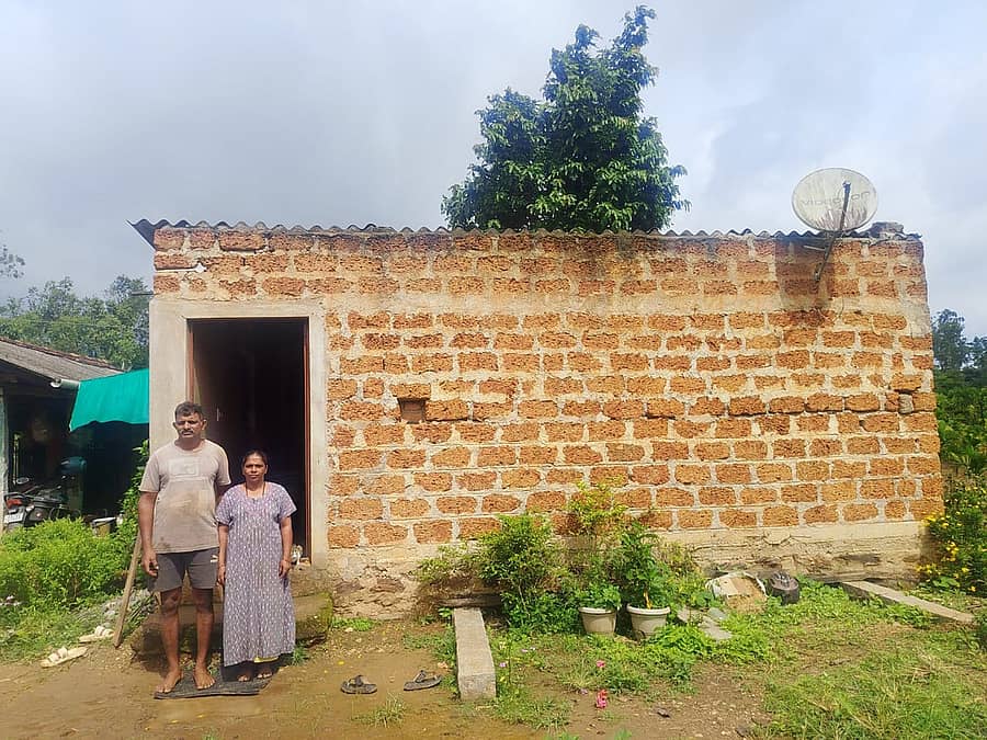 ನರಸಿಂಹರಾಜಪುರ ತಾಲ್ಲೂಕು ಕಡಹಿನಬೈಲು ಗ್ರಾಮದಲ್ಲಿ ವಾಸವಾಗಿರುವ ಟಿ.ಬನರಾಜ್ ಮತ್ತು ಸವಿತಾ ದಂಪತಿ 94ಸಿ ಅಡಿ ಅರ್ಜಿ ಸಲ್ಲಿಸಿ ಹಕ್ಕು ಪತ್ರಕ್ಕೆ ಕಾಯುತ್ತಿದ್ದಾರೆ