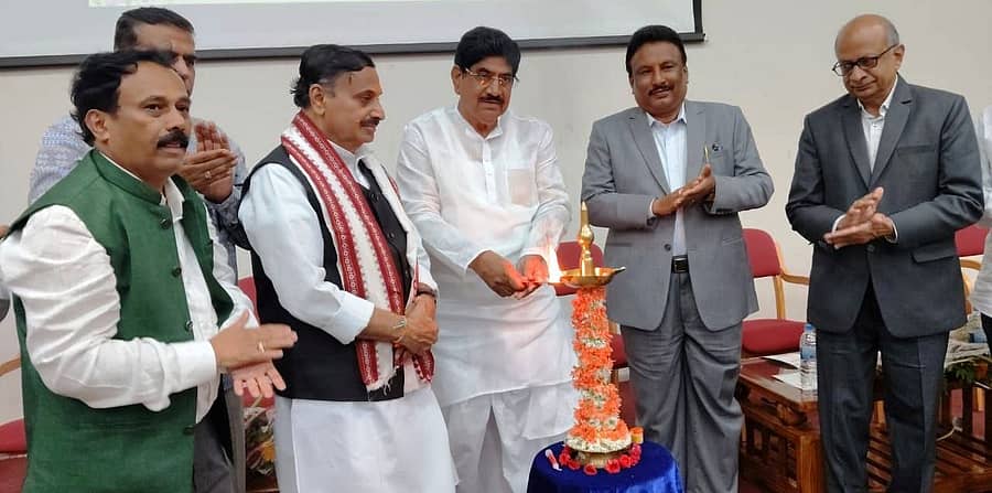 ತೋಟಗಾರಿಕೆ ವಿವಿಯಲ್ಲಿ ಜರುಗಿದ ತರಬೇತಿ ಪಡೆದ ಕೃಷಿ ಪರಿಕರ ಮಾರಾಟಗಾರರಿಗೆ ಪ್ರಮಾಣಪತ್ರ ಪ್ರದಾನ ಮಾಡುವ ಸಮಾರಂಭವನ್ನು ಸಂಸದ ಪಿ.ಸಿ.ಗದ್ದಿಗೌಡರ ಉದ್ಘಾಟಿಸಿದರು.