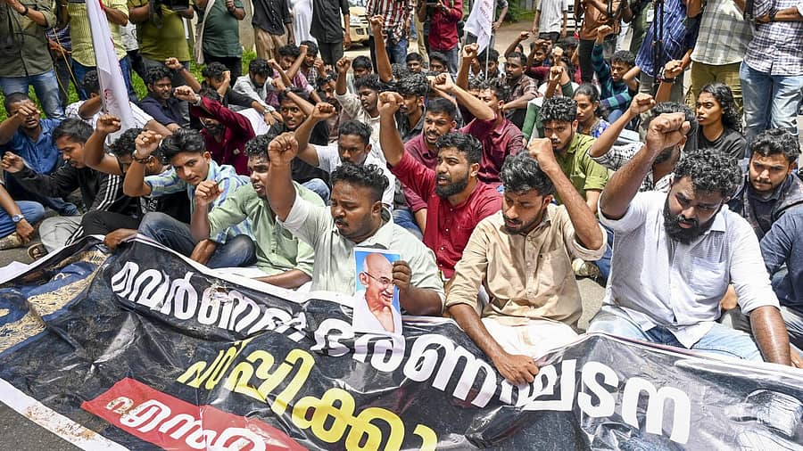 <div class="paragraphs"><p>ಕೇರಳದ ರಾಜಭವನದ ಎದುರು ಎಸ್ಎಫ್ಐ ಸಂಘಟನೆಯ ವಿದ್ಯಾರ್ಥಿಗಳು ಪ್ರತಿಭಟನೆ ನಡೆಸಿದರು</p></div>