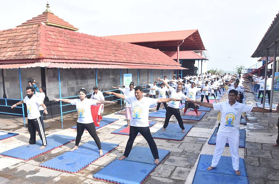 ಸೋಮೇಶ್ವರ ದೇವಸ್ಥಾನದಲ್ಲಿ ಯೋಗ ವಿತ್ ಯೋಧ ಕಾರ್ಯಕ್ರಮ ನಡೆಯಿತು