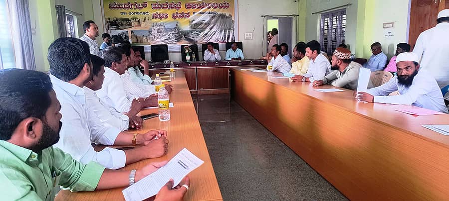 ಮುದಗಲ್ ಪುರಸಭೆಯ ಸಭಾಂಗಣದಲ್ಲಿ ಮೊಹರಂ ಹಬ್ಬದ ನಿಮಿತ್ತ ಚೌಡಿ ಕಟ್ಟಿ ಹತ್ತಿರವಿರುವ ನೆಲಬಾಡಿಗೆ ಹರಾಜು ಶನಿವಾರ ಜರುಗಿತು
