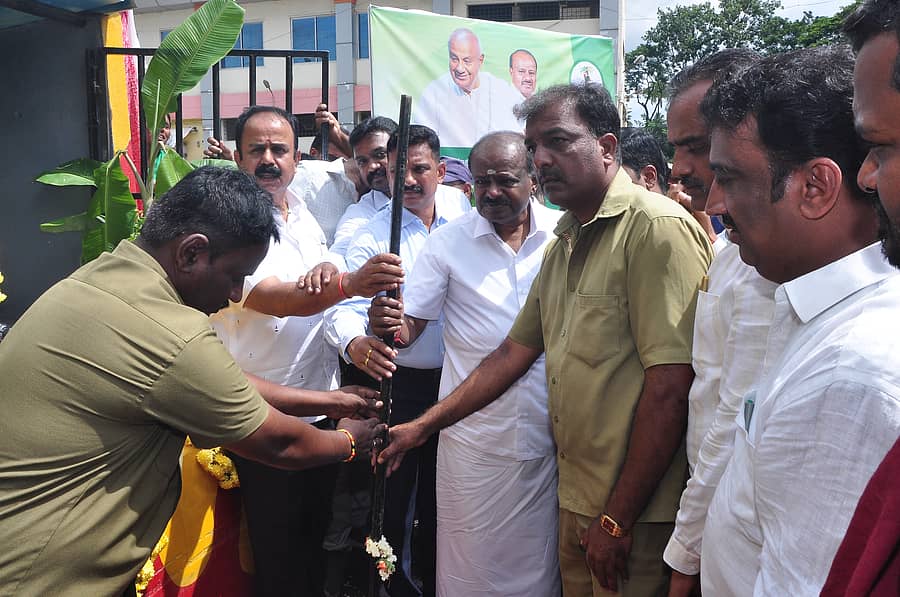 ಮಂಡ್ಯ ನಗರದಲ್ಲಿ ಆಟೋ ನಿಲ್ದಾಣಕ್ಕೆ ಭಾನುವಾರ ಕೇಂದ್ರ ಸಚಿವ ಎಚ್.ಡಿ.ಕುಮಾರಸ್ವಾಮಿ ಭೂಮಿ ಪೂಜೆ ನೆರವೇರಿಸಿದರು