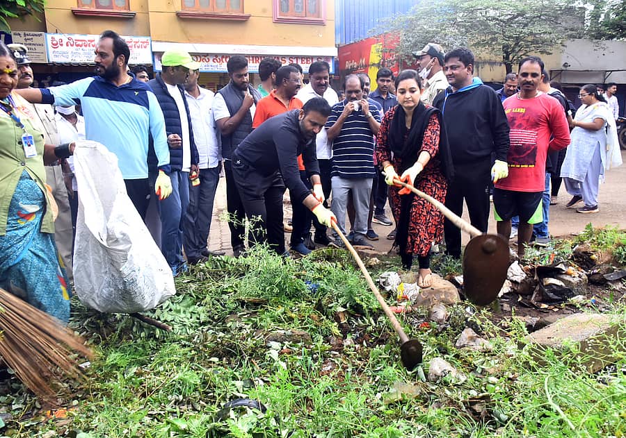 ಹು–ಧಾ ಮಹಾನಗರ ಪಾಲಿಕೆ ಭಾನುವಾರ ಹುಬ್ಬಳ್ಳಿಯಲ್ಲಿ ಹಮ್ಮಿಕೊಂಡಿದ್ದ ಸ್ವಚ್ಛತಾ ಅಭಿಯಾನದಲ್ಲಿ ಜಿಲ್ಲಾ ಉಸ್ತುವಾರಿ ಸಚಿವ ಸಂತೋಷ ಲಾಡ್, ಶಾಸಕ ಪ್ರಸಾದ ಅಬ್ಬಯ್ಯ, ಜಿಲ್ಲಾಧಿಕಾರಿ ದಿವ್ಯಪ್ರಭು ಪಾಲ್ಗೊಂಡಿದ್ದರು