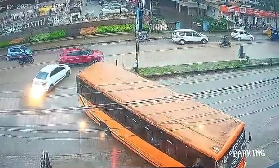 ಉಡುಪಿಯ ಬನ್ನಂಜೆ ಬಳಿ ಈಚೆಗೆ  ಖಾಸಗಿ ಬಸ್ಸೊಂದು ಅತಿ ವೇಗದಿಂದ ಬಂದು ನಡುರಸ್ತೆಯಲ್ಲೇ ತಿರುಗಿ ನಿಂತಿರುವ ದೃಶ್ಯ ಸಿ.ಸಿ.ಟಿ.ವಿ. ಕ್ಯಾಮೆರಾದಲ್ಲಿ ದಾಖಲಾಗಿರುವುದು    