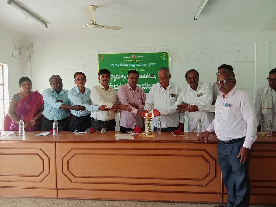 ಪಿರಿಯಾಪಟ್ಟಣ ತಾಲ್ಲೂಕಿನ ನಂದಿನಾಥಪುರ ಪಿಎಸಿಸಿ ಸಹಕಾರ ಸಂಘದಲ್ಲಿ ಕೃಷಿ ಇಲಾಖೆ ಮತ್ತು ಕೃಷಿಕ ಸಮಾಜ ಸಹಯೋಗದಲ್ಲಿ ನಡೆದ ರೈತ ತರಬೇತಿ ಶಿಬಿರವನ್ನು ಮಹಾದೇವ ಸ್ವಾಮಿ ಉದ್ಘಾಟಿಸಿದರು. ರಾಜಣ್ಣ, ವೈ.ಪ್ರಸಾದ್, ಶಫಿ ಉಲ್ಲಾಖಾನ್, ಮಹೇಶ್ ಪಾಲ್ಗೊಂಡಿದ್ದರು