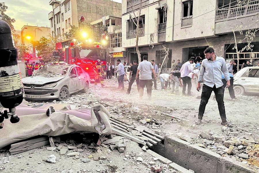 <div class="paragraphs"><p>ಇರಾನ್ ರಾಜಧಾನಿ ಟೆಹರಾನ್ನಲ್ಲಿ ಸ್ಥಳೀಯರು ರಕ್ಷಣಾ ಕಾರ್ಯದಲ್ಲಿ ತೊಡಗಿದ್ದರು.</p></div>