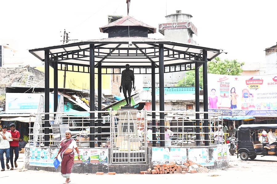 ಯಾದಗಿರಿ ನಗರದ ಹೃದಯಭಾಗವಾದ ಮಹಾತ್ಮಗಾಂಧಿ ವೃತ್ತದಲ್ಲಿ ಅಭಿವೃದ್ಧಿ ಕಾಮಗಾರಿ ನಡೆದಿರುವುದು