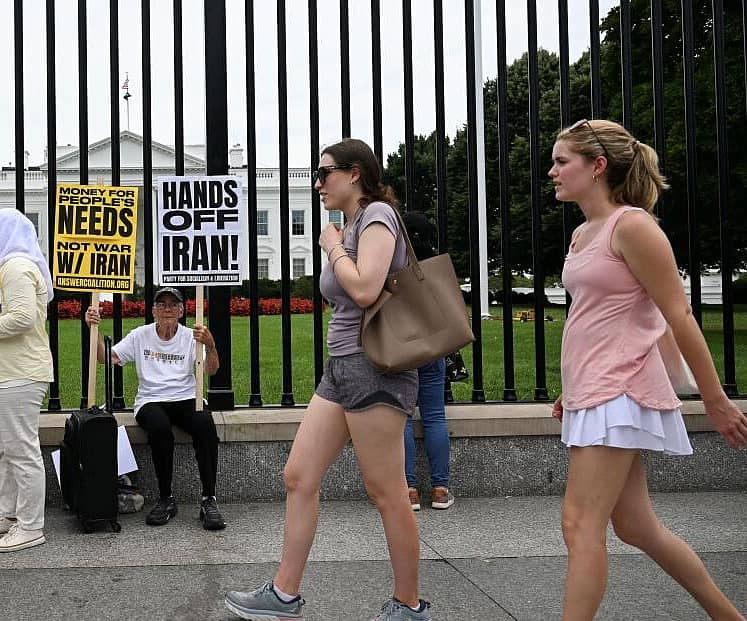 <div class="paragraphs"><p>ಇರಾನ್ ಮೇಲೆ ಅಮೆರಿಕ ದಾಳಿ ಖಂಡಿಸಿ ಪ್ರತಿಭಟನೆ</p></div>