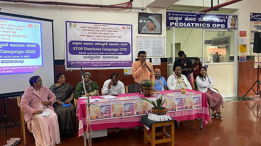 ಅತಿಸಾರ ತಡೆಗಟ್ಟುವಿಕೆ ಅಭಿಯಾನ ಉದ್ಘಾಟನಾ ಕಾರ್ಯಕ್ರಮದಲ್ಲಿ ಜಿಲ್ಲಾ ಆರೋಗ್ಯಾಧಿಕಾರಿ ಡಾ.ಸತೀಶ್ಕುಮಾರ್ ಮಾತನಾಡಿದರು
