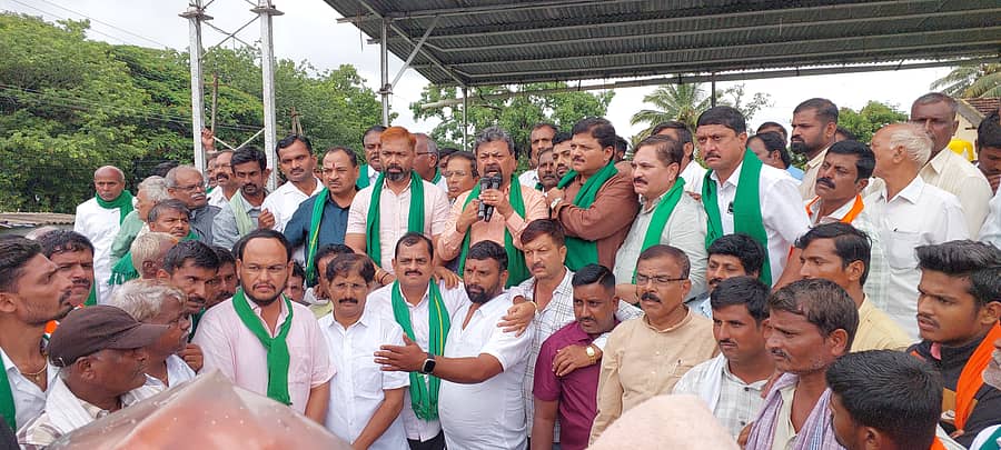 <div class="paragraphs"><p>ಮಾಜಿ ಸಚಿವ ರೇಣುಕಾಚಾರ್ಯ ನೇತೃತ್ವದಲ್ಲಿ ಪ್ರತಿಭಟನೆ ನಡೆಸಲಾಯಿತು</p></div>
