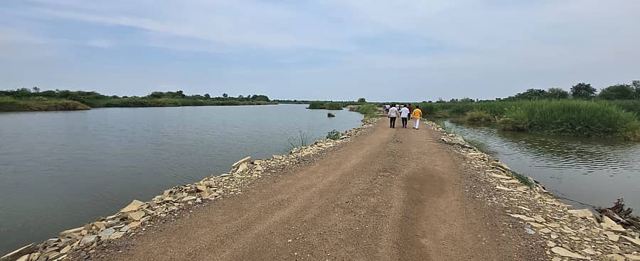 ಚಿತ್ತಾಪುರ ತಾಲ್ಲೂಕಿನ ಭಾಗೋಡಿ ಸಮೀಪದ ಕಾಗಿಣಾ ನದಿಯಲ್ಲಿ ಮರಳು ಗಣಿಗಾರಿಕೆಗಾಗಿ ನಿರ್ಮಿಸಲಾದ ಕಚ್ಚಾ ರಸ್ತೆ