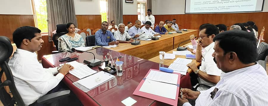 ಮಂಡ್ಯ ಜಿಲ್ಲಾಧಿಕಾರಿ ಕಚೇರಿಯಲ್ಲಿ ಡೆಂಗಿ ರೋಗ ನಿಯಂತ್ರಣ ಕುರಿತು ಸೋಮವಾರ ಆಯೋಜಿಸಿದ್ದ ಅಂತರ ಇಲಾಖಾ ಸಮನ್ವಯ ಸಮಿತಿ ಸಭೆಯು ಜಿಲ್ಲಾಧಿಕಾರಿ ಕುಮಾರ ಅಧ್ಯಕ್ಷತೆಯಲ್ಲಿ ನಡೆಯಿತು