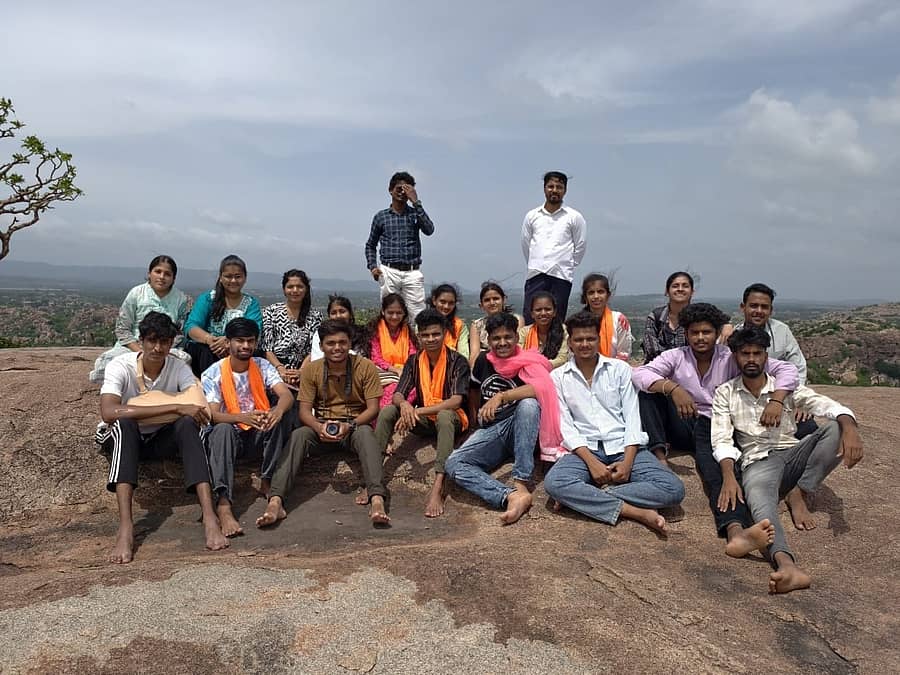ಹಂಪಿಯಲ್ಲಿ ಪೇಂಟಿಂಗ್ ಮಾಡುವ ಉದ್ದೇಶದಿಂದ ಬೆಳಗಾವಿಯಿಂದ ಮೂರು ದಿನಗಳ ಹಿಂದೆ ಬಂದ ಕಾಲೇಜು ವಿದ್ಯಾರ್ಥಿಗಳ ತಂಡ ಎಎಸ್‌ಐ ಅನುಮತಿಗಾಗಿ ಸೋಮವಾರ ಕಾದು ಕುಳಿತಿತ್ತು