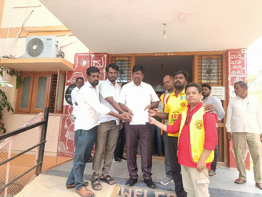 ಲಿಂಗಸುಗೂರಿನ ವಿವಿಧ ವಾರ್ಡ್ಗಳಲ್ಲಿ ಅಗತ್ಯ ಸೌಕರ್ಯ ಒದಗಿಸುವಂತೆ ಕೆಆರ್ಎಸ್ ಪಕ್ಷದ ಮುಖಂಡರು ಪುರಸಭೆ ಮುಖ್ಯಾಧಿಕಾರಿ ರವಿ ಶಿರಗುಂಪಿಗೆ ಮನವಿ ಸಲ್ಲಿಸಿದರು