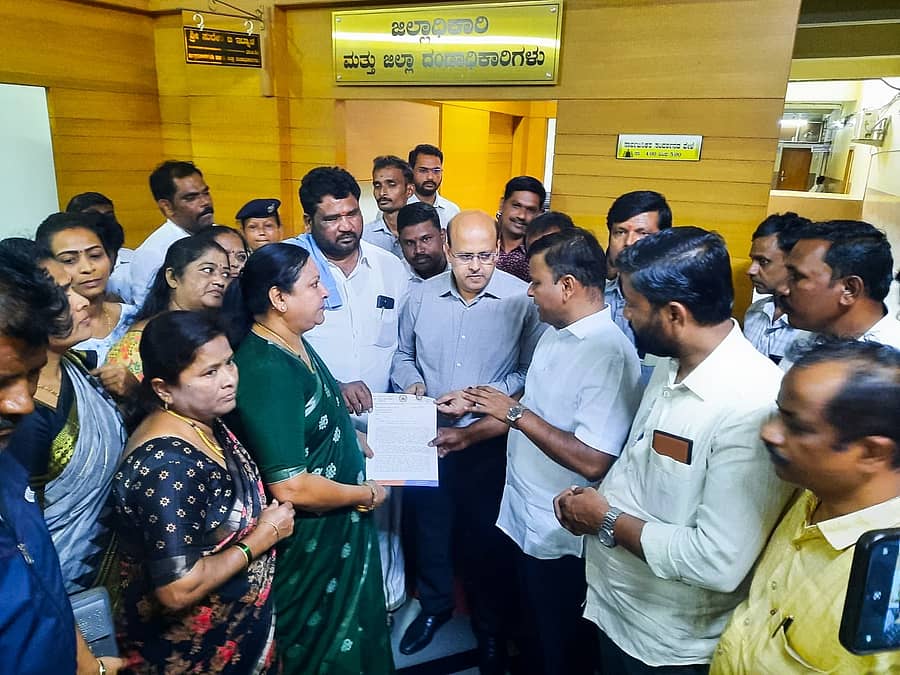 ಕೊಪ್ಪಳದಲ್ಲಿ ಸೋಮವಾರ ಬಿಜೆಪಿ ನಿಯೋಗದ ಮುಖಂಡರು ಜಿಲ್ಲಾಧಿಕಾರಿ ಸುರೇಶ ಇಟ್ನಾಳ ಅವರಿಗೆ ಮನವಿ ಸಲ್ಲಿಸಿದರು