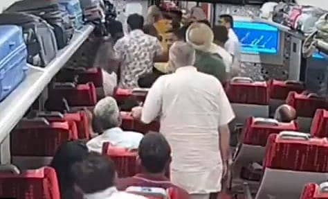 <div class="paragraphs"><p>ವಂದೇ ಭಾರತ್ ರೈಲಿನಲ್ಲಿ BJP ಶಾಸಕನ ಬೆಂಬಲಿಗರಿಂದ ಪ್ರಯಾಣಿಕನ ಮೇಲೆ ಹಲ್ಲೆ</p></div>