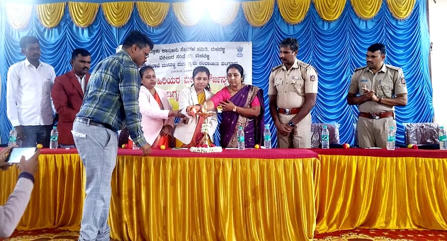 ಹಲಗೂರಿನ ಕುವೆಂಪು ಸಭಾಂಗಣದಲ್ಲಿ ನಡೆದ ವಿಶ್ವ ಹಿರಿಯರ ಮೇಲಿನ ದೌರ್ಜನ್ಯ ಜಾಗೃತಿ ದಿನಾಚರಣೆಯನ್ನು ಪ್ರಧಾನ ಸಿವಿಲ್ ನ್ಯಾಯಾಧೀಶೆ ನಾಜೀಯಾ ಕೌಸರ್ ಉದ್ಘಾಟಿಸಿದರು